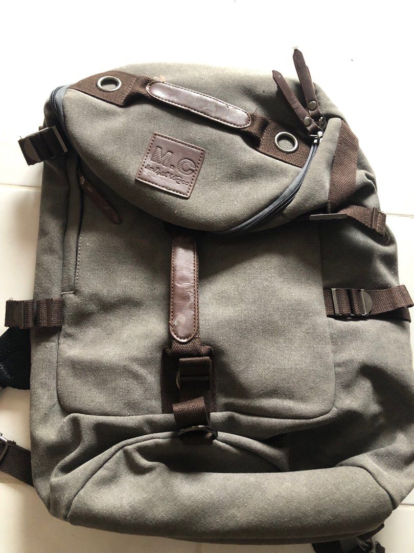 Backpack (Category: Backpacks) located in Singapore. Submitted by ezy80 (Listing ID 1211058212, Image 4). Description: Backpack .