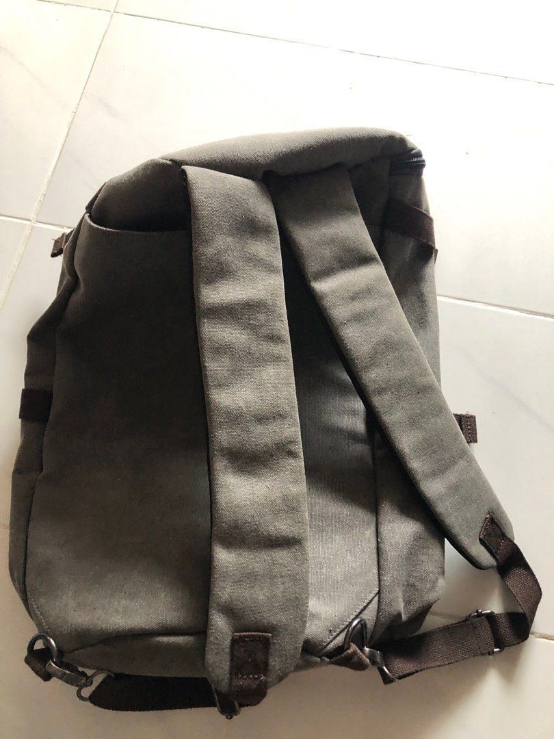Backpack (Category: Backpacks) located in Singapore. Submitted by ezy80 (Listing ID 1211058212, Image 3). Description: Backpack .