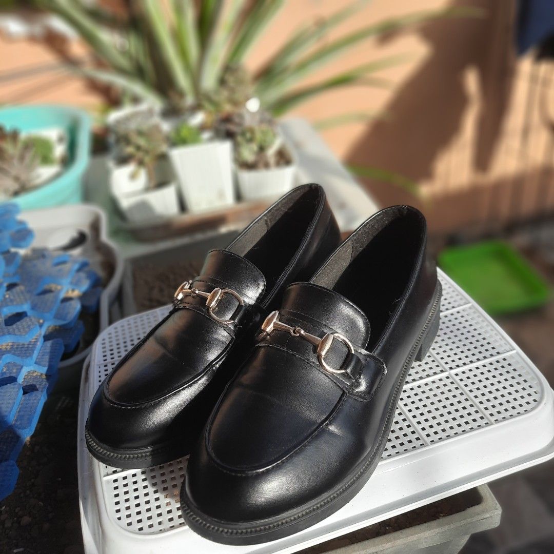 Ladies black leather loafers top size 6
