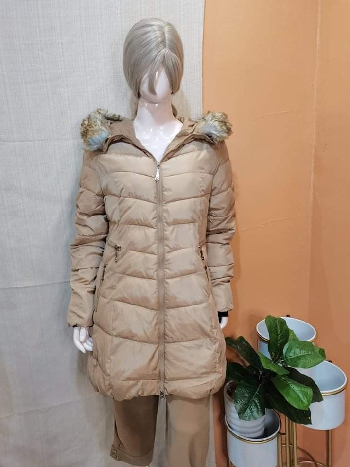 CREAM PUFFER COAT WITH DETACHABLE FUR, Women's Fashion, Coats, Jackets and Outerwear on Carousell