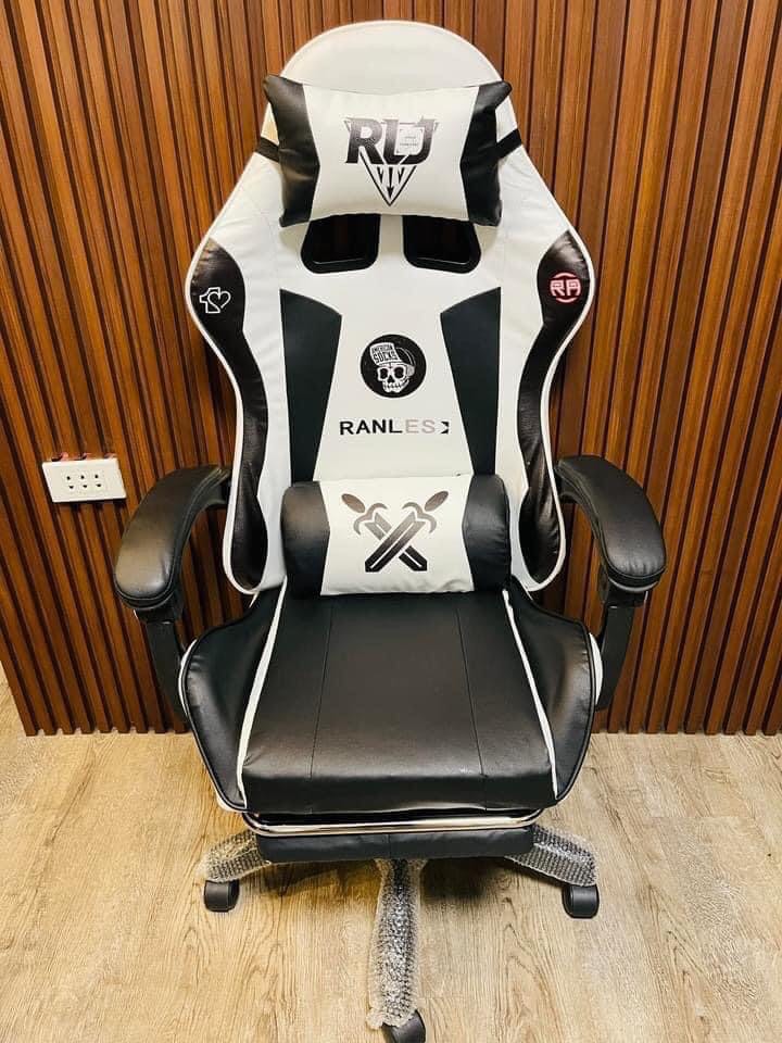LIMITED EDITION GAMING CHAIR W/ FOOTREST, Furniture & Home Living