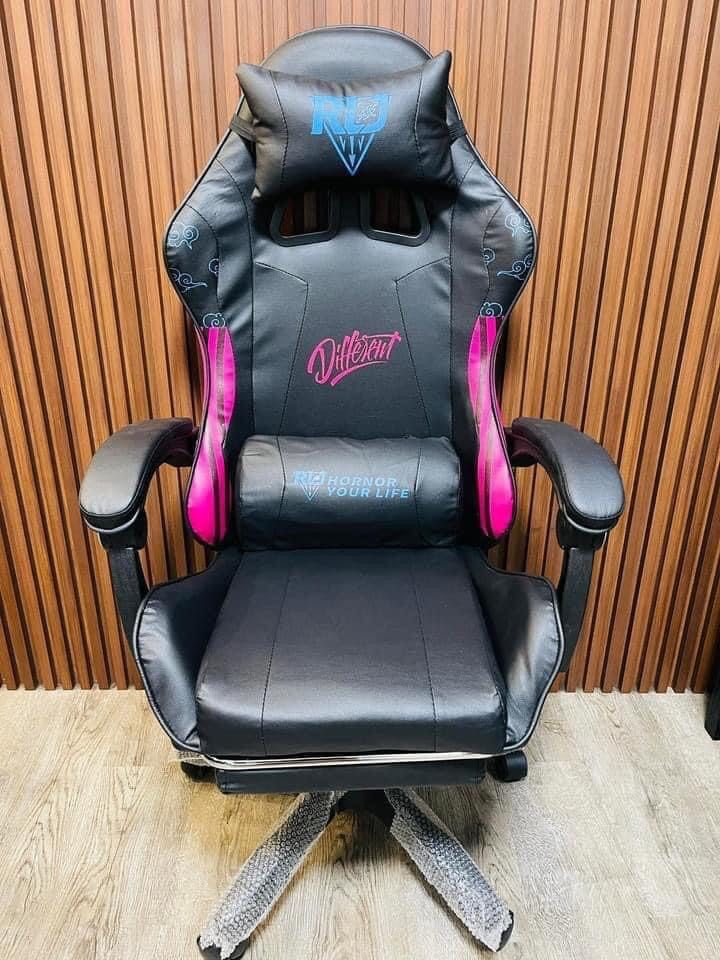 LIMITED EDITION GAMING CHAIR W/ FOOTREST, Furniture & Home Living
