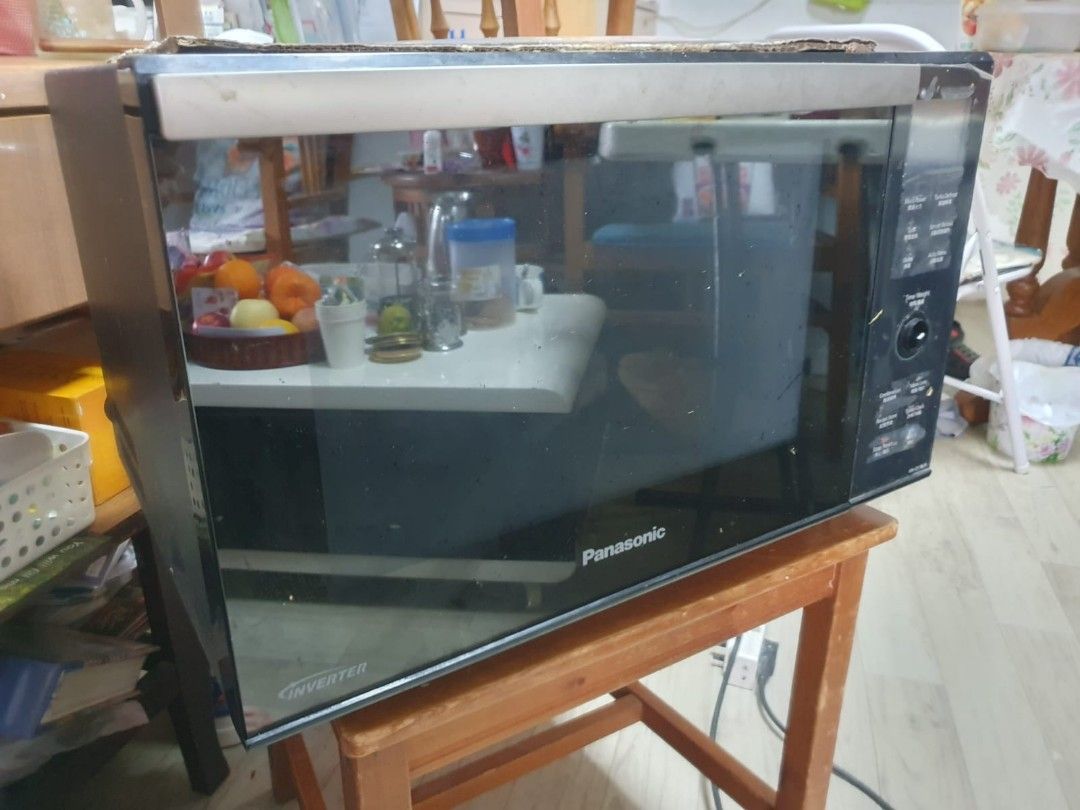 Multifunction microwave oven and toaster. Panasonic NNDF383B, TV & Home