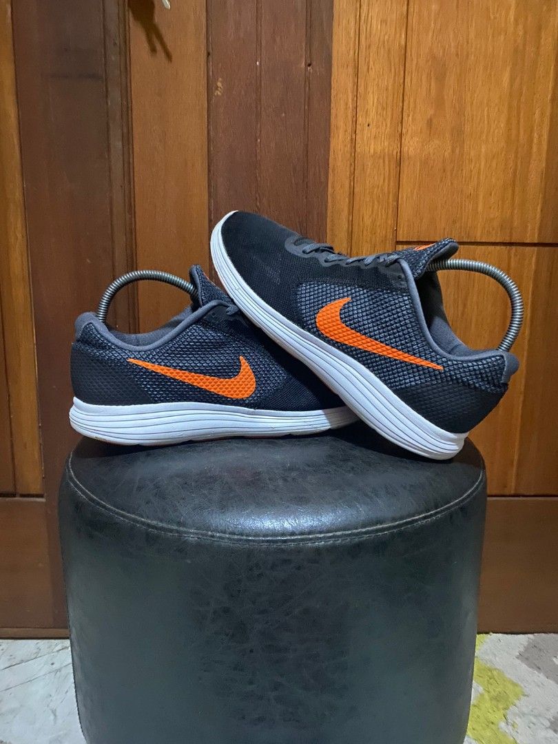 nike revolution 3 original