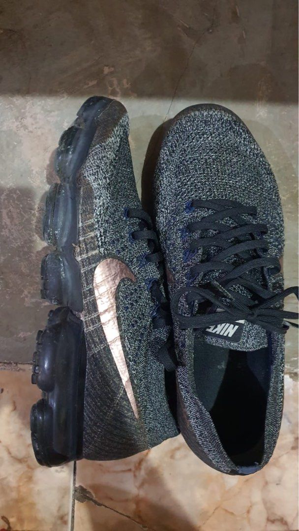 nike vapormax gold swoosh