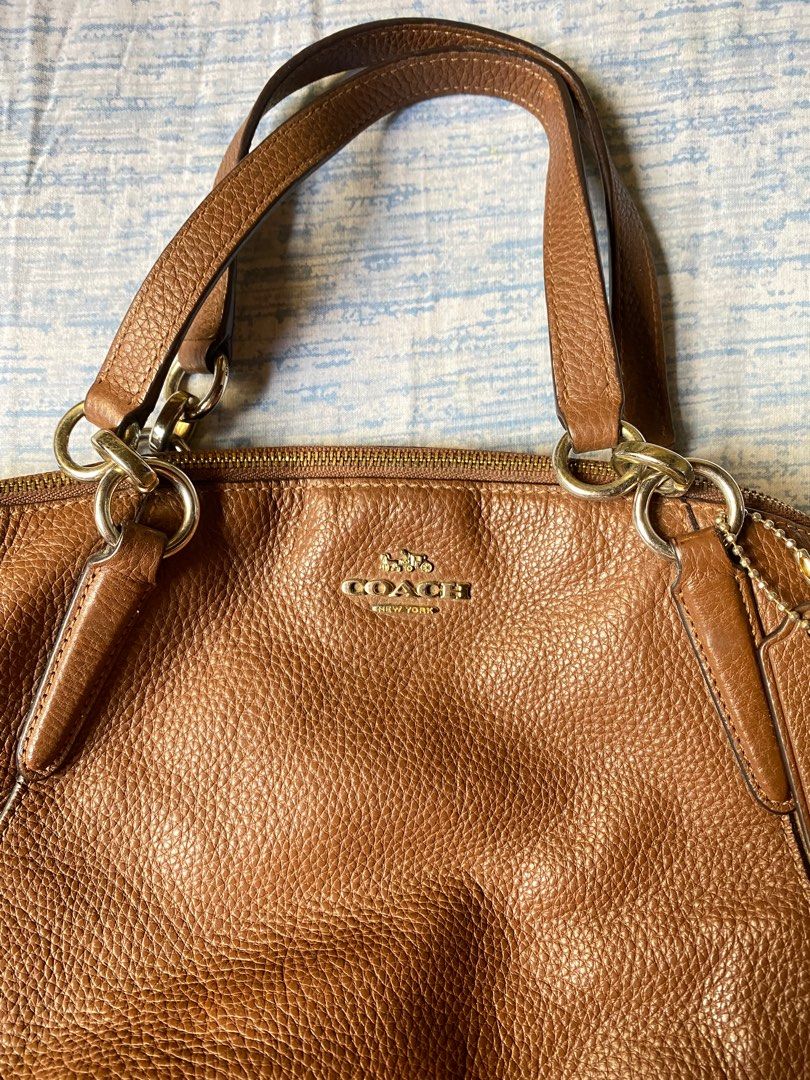Preloved Original Coach Bag (Category: Luxury Bags & Wallets) located in Antipolo. Submitted by gorjuuus (Listing ID 1211103056, Image 2). Description: Loc: pagsanjan laguna Sf is shouldered by buyer.