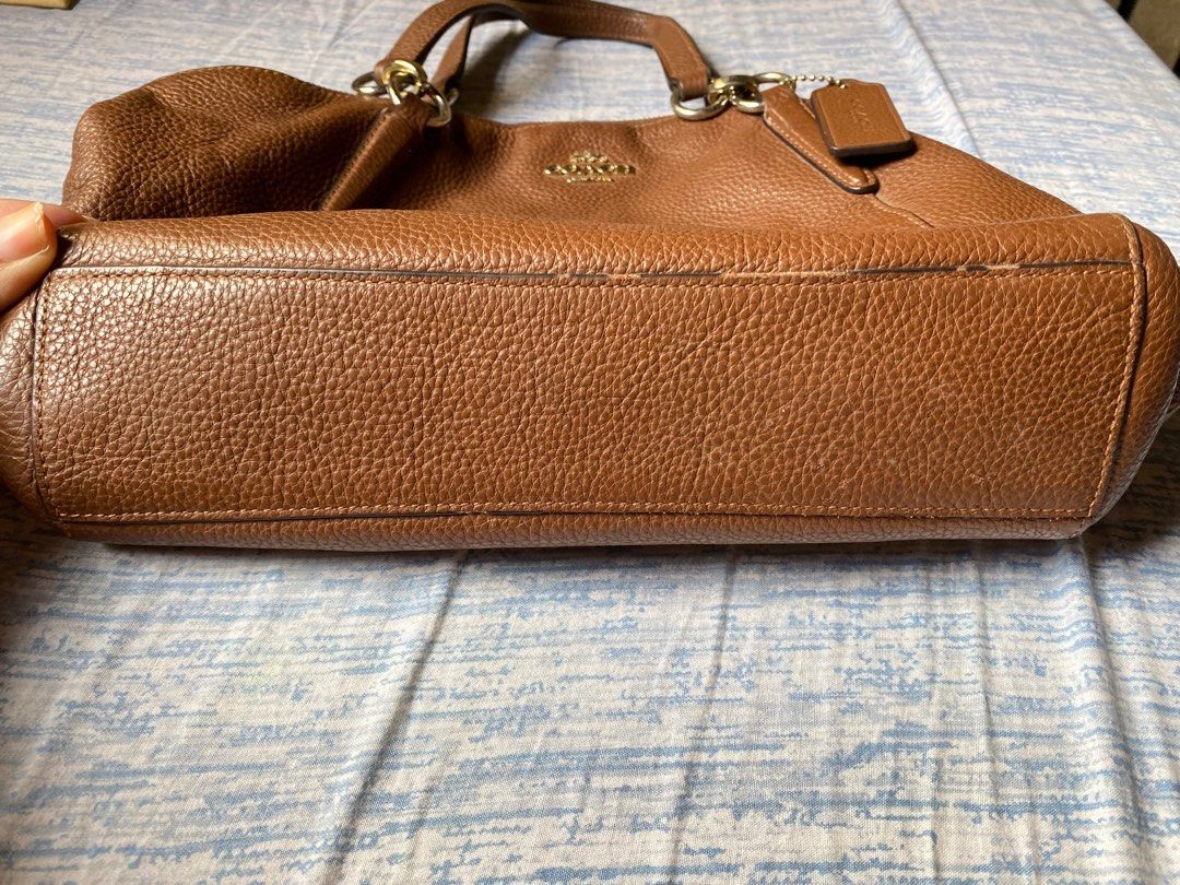 Preloved Original Coach Bag (Category: Luxury Bags & Wallets) located in Antipolo. Submitted by gorjuuus (Listing ID 1211103056, Image 3). Description: Loc: pagsanjan laguna Sf is shouldered by buyer.