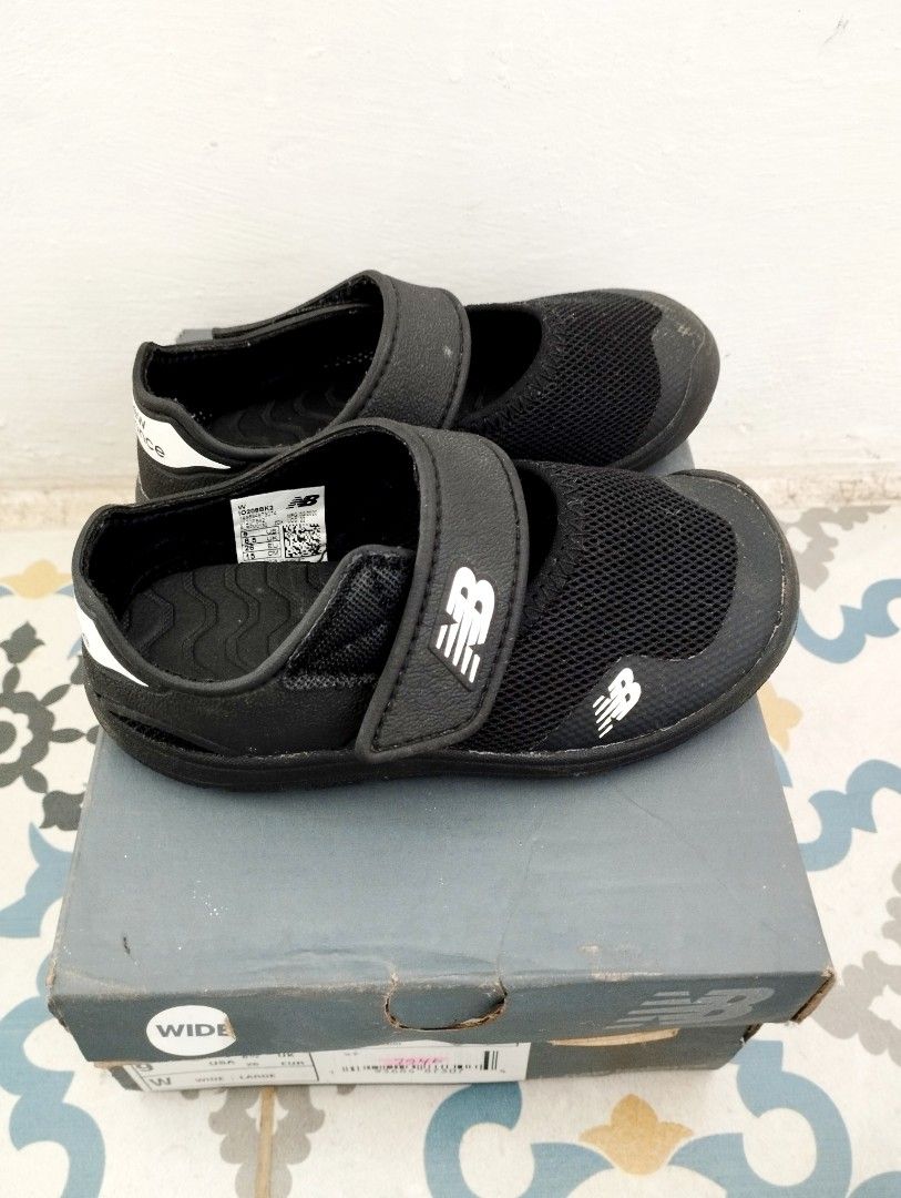 Sepatu sandal store new balance