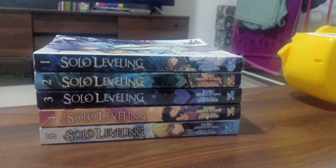 Solo Levelling (English) Manhwa Vol.1 to Vol.4, Hobbies & Toys, Books &  Magazines, Comics & Manga on Carousell