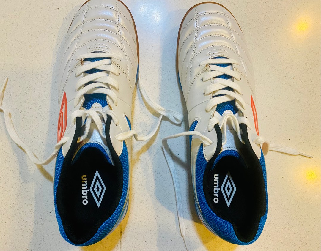 Umbro badminton hotsell shoes