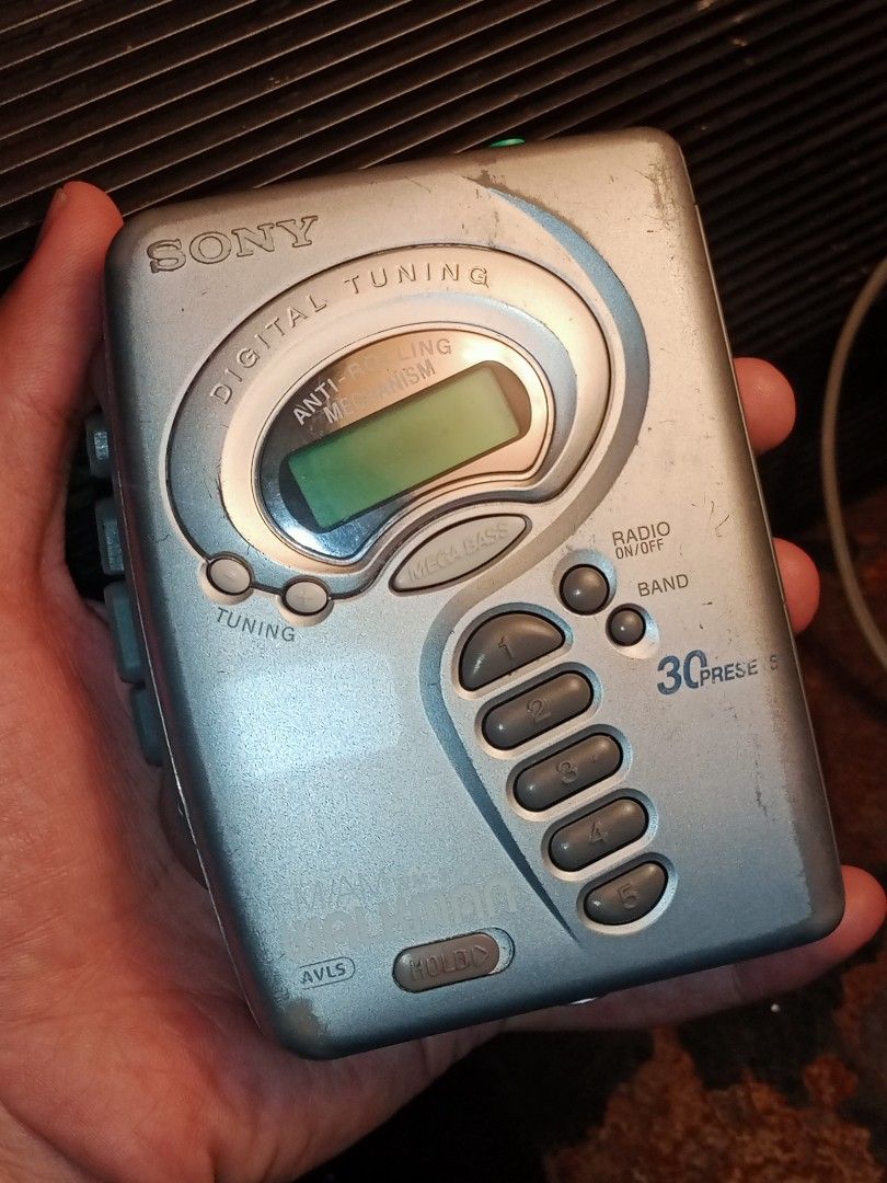 Walkman sony radio cassette player, Elektronik, Lainnya di Carousell