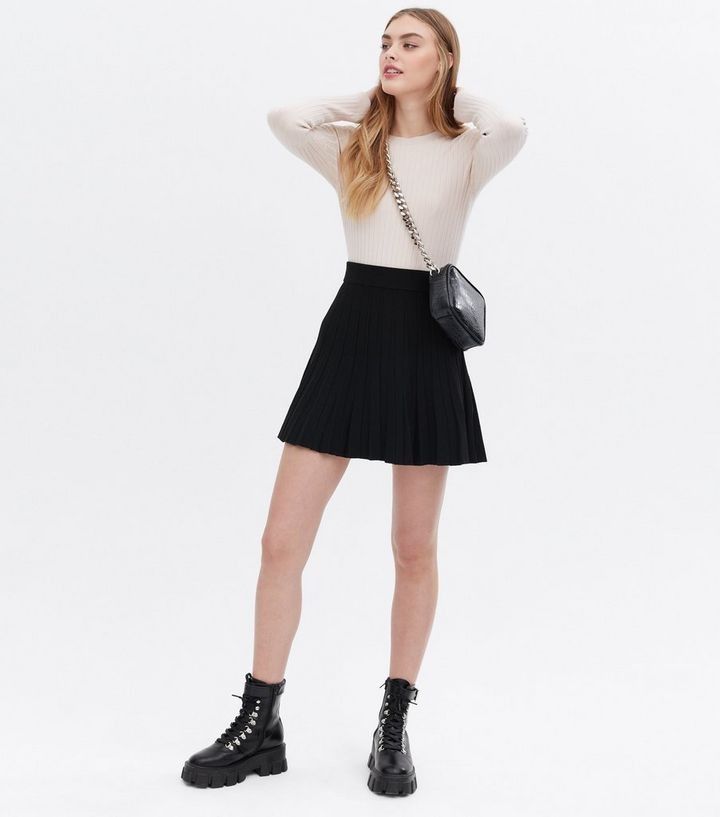 Zara Pleated Skort (black), Women's Fashion, Bottoms, Shorts on Carousell