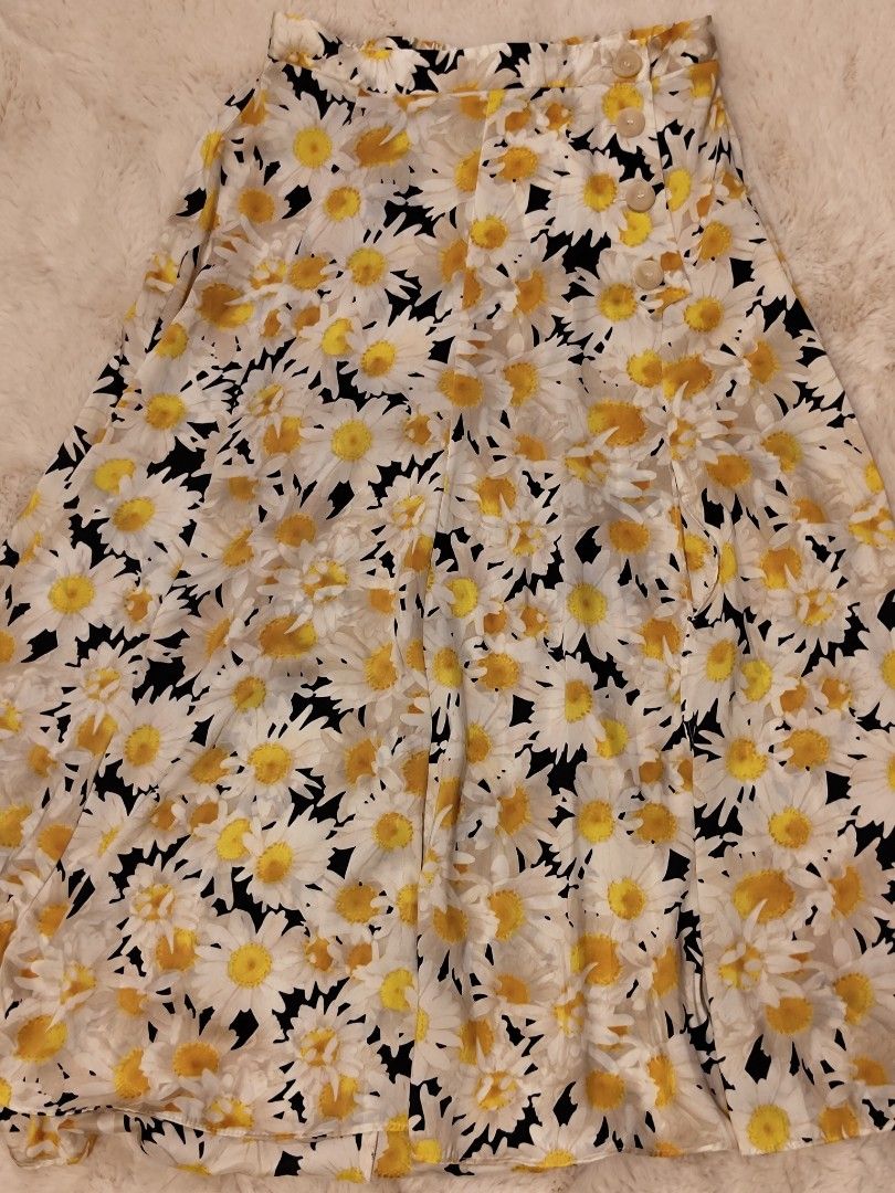 Zara Top and Skirt; Zara Coordinated (Category: Sets or Coordinates) located in Manila. Submitted by vanityroom_ph (Listing ID 1211070236, Image 2). Description: Size: Top - M Skirt - L Too big for me; Never used and just stored in the cabinet.