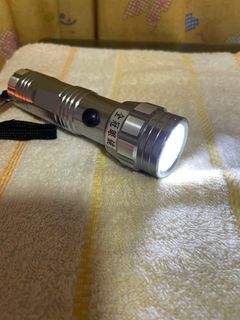 手電筒附三顆電池
