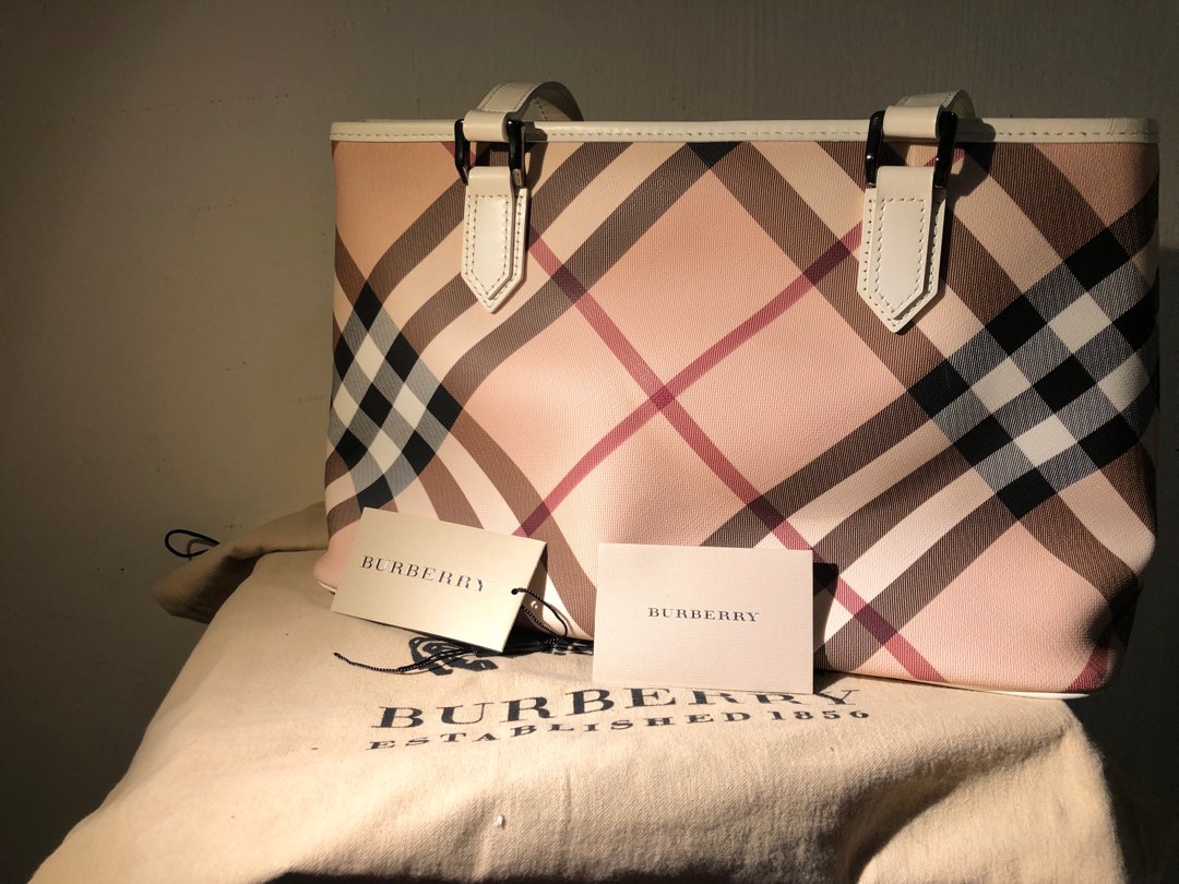 Burberry shop signature bag