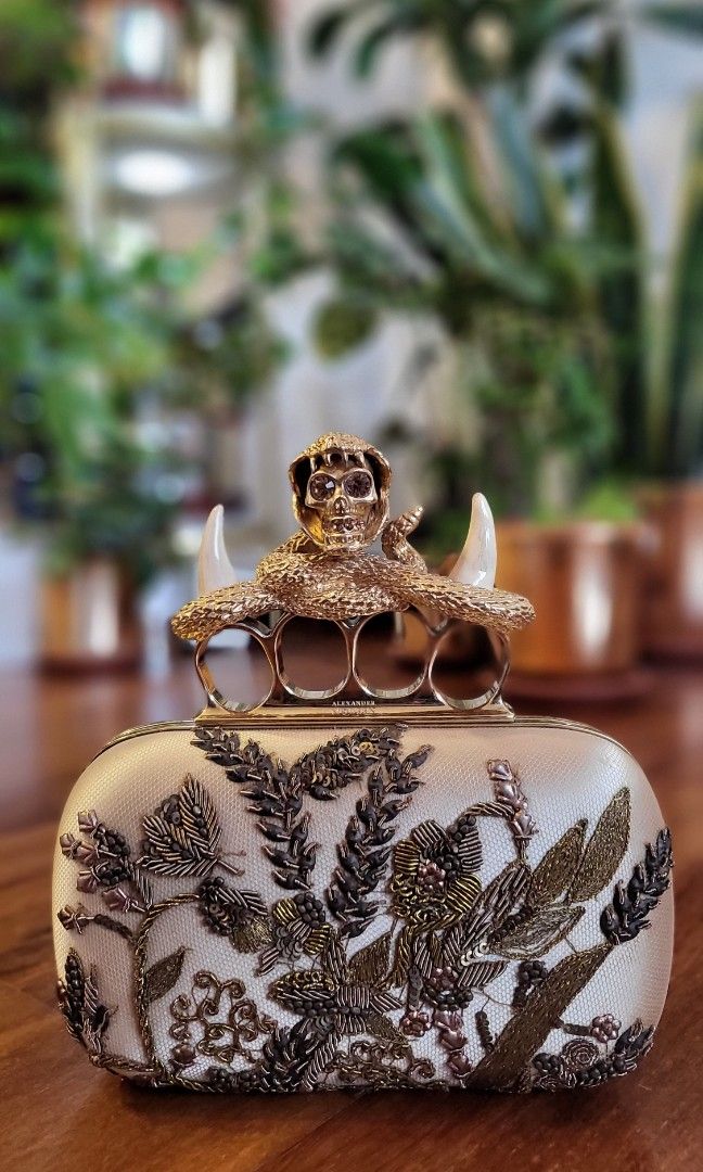 Alexander mcqueen hotsell clutch with skull