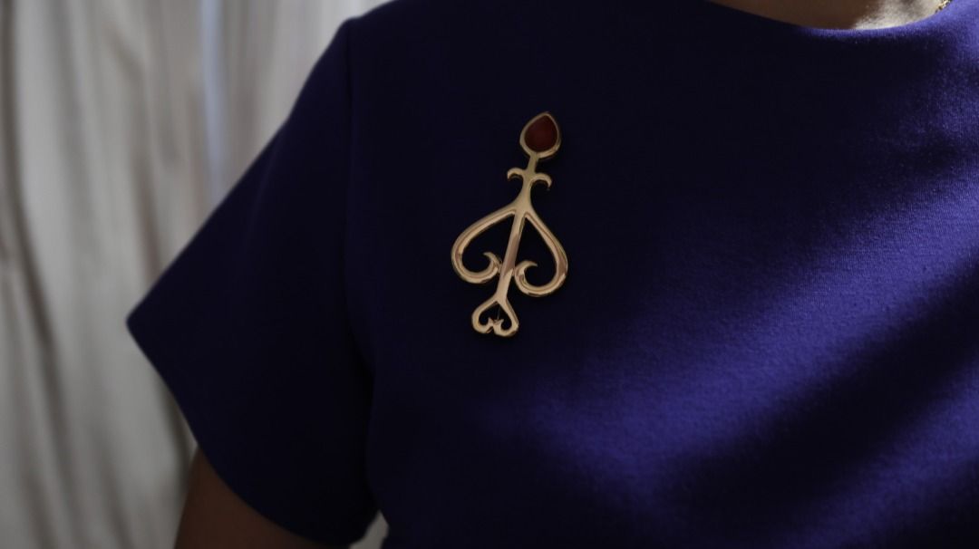 Givenchy sale brooch vintage