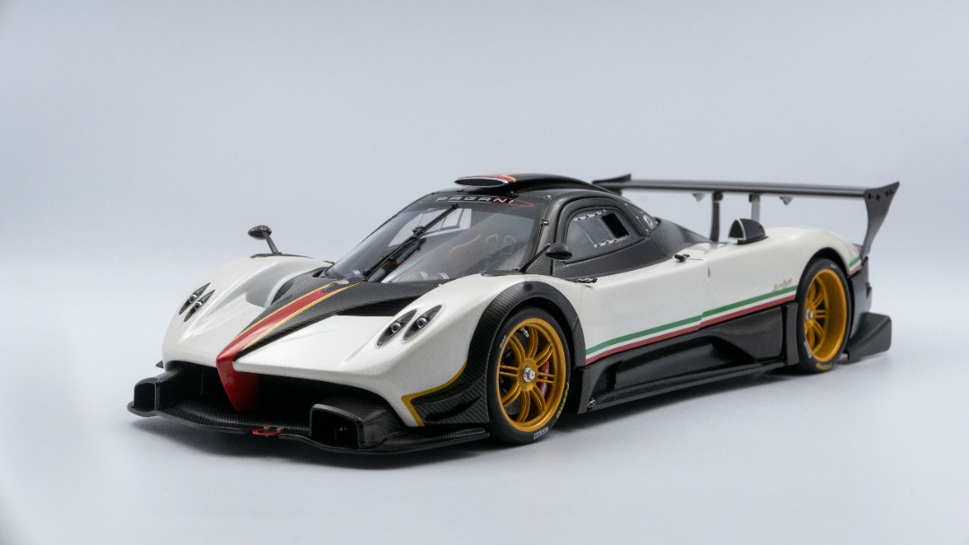 AUTOart Pagani Zonda Revolucion 1/18 - ミニカー