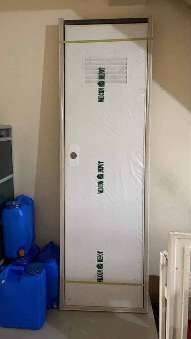 BRAND NEW BATHROOM DOOR BOUGHT IN WILCON NEGOTIABLE, Furniture & Home
