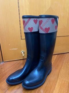 Burberry rain store boots hearts