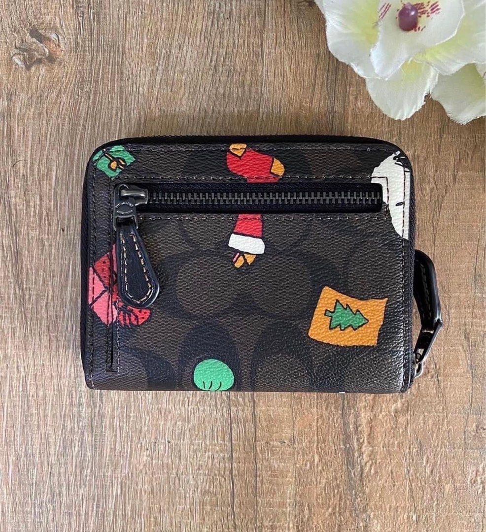 Coach x peanuts / wallet (Category: Luxury Bags & Wallets) located in Las Pinas. Submitted by yhn_boutique (Listing ID 1211248491, Image 3). Description: Complete inclusions Cod via lalamove Shipping J&T/lbc DM .
