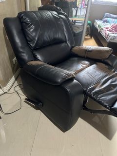Cozy Reclining Lazyboy - style Chair