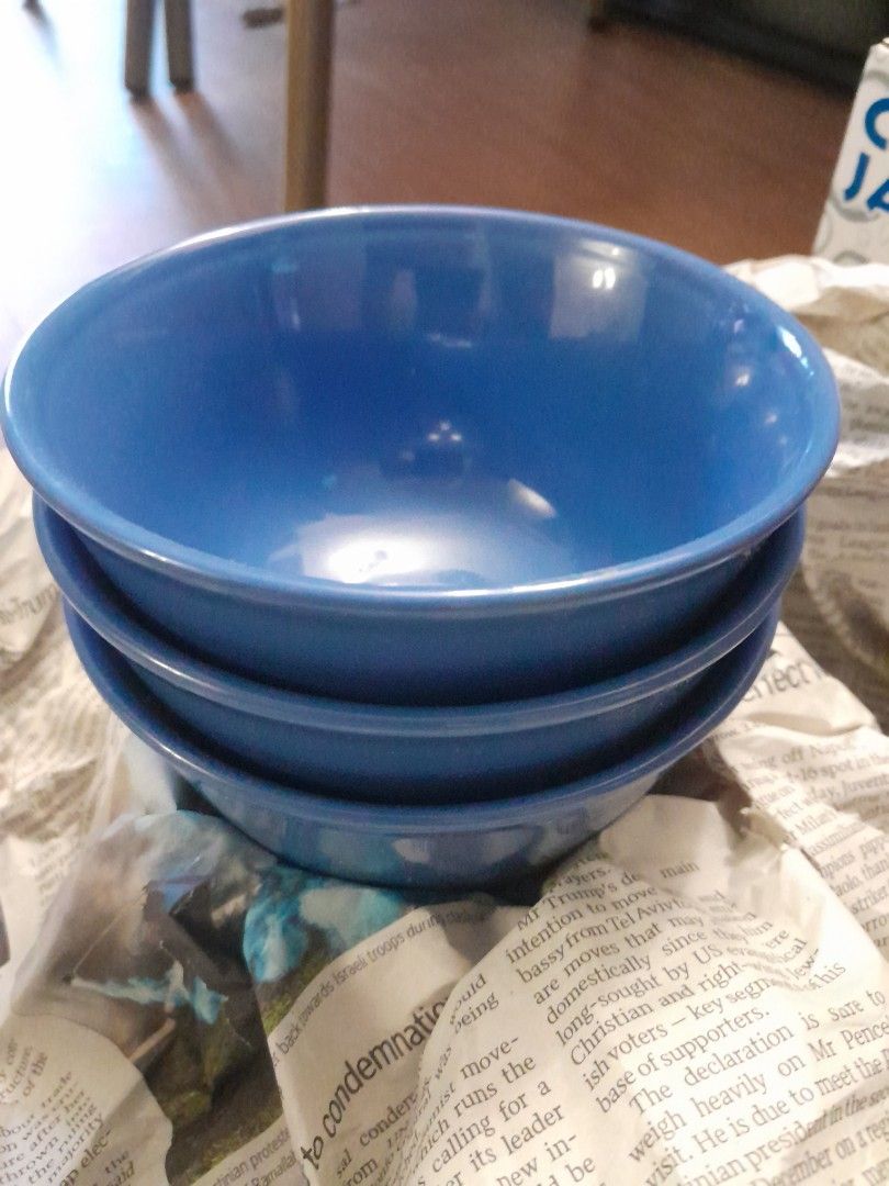 Dinnerware (Category: Dinnerware & Cutlery) located in Singapore. Submitted by nzk77 (Listing ID 1211227664, Image 3). Description: mix of plates, bowls etc kept in store selling as not in use. self collect 531987.