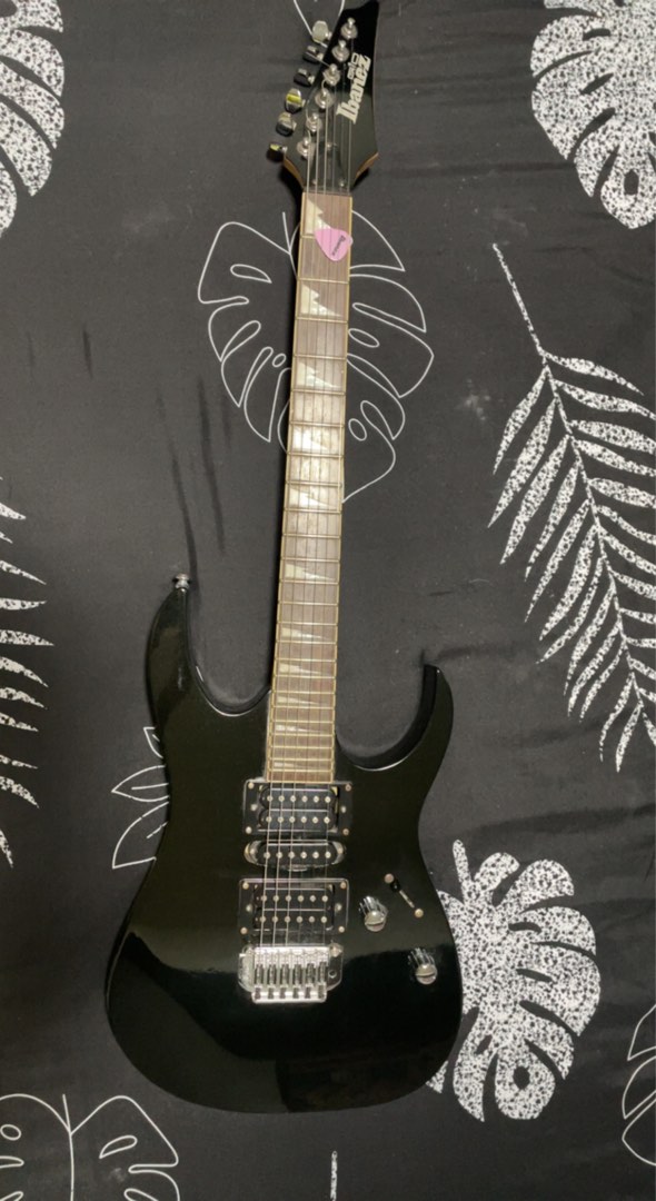 ibanez electric guitar comes with yamaha amp, Hobbies & Toys, Music