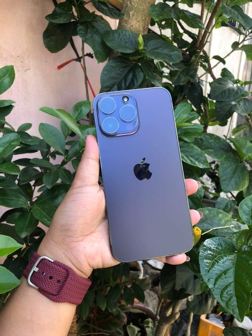 Iphone 14promax 256gb Globelocked 3weeks old (Category: iPhone 14 Series) located in Caloocan City. Submitted by ombretedaniellemariz.deer (Listing ID 1211269231, Image 2). Description: For sale/swap to your? Iphone 14promax 256gb Deep purple Globelocked 100% battery health 3weeks old Warranty till jan 4, 2023 No issues Check all you want Complete package with receipt Selling: ₱70,000 Open for swap. Location: North Caloocan Laforteza near Almar.