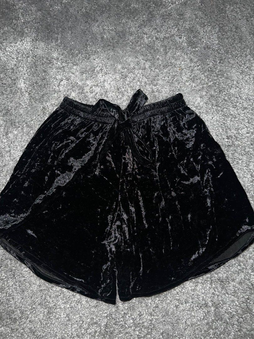 Luxury velvet shorts (Category: Shorts) located in Marikina City. Submitted by TrendyFits (Listing ID 1211335984, Image 1). Description: Decluttering so I’m selling this for low BRAND NEW Size fits: S-M Message me if youre interested.