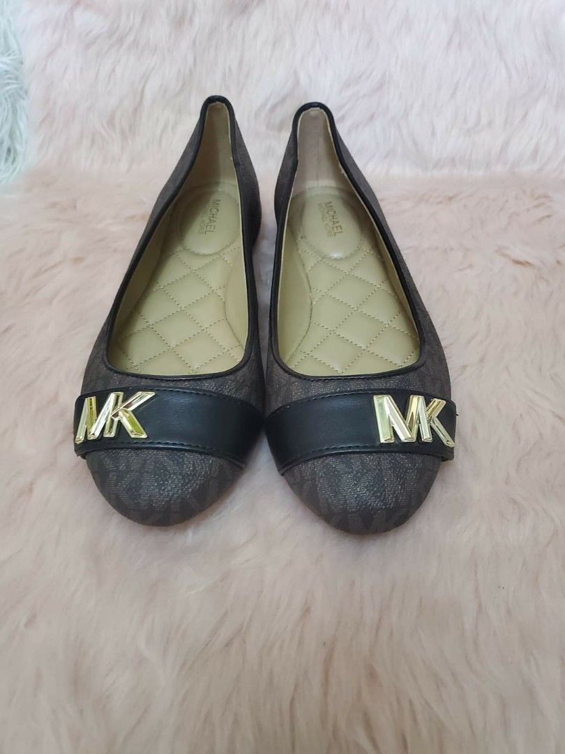 Round toe on sale michael kors flats
