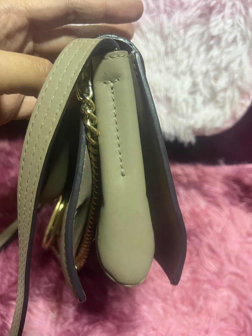 Orig Chloe Faye (Category: Luxury Bags & Wallets) located in Cavite. Submitted by jnizadion12345 (Listing ID 1211224943, Image 3). Description: Mga mamshie, luxury po ito ano po. Paki zoom in zoom out po para sa signs of usage. Un hardware not sure kun tarnish dahil knowing chloe, iba iba talaga ang kulay ng hardwares nya. Wala pong mababa sa 20k ang presyo neto s marketplace. Intact sticker pa po. Kayo na po bahala magpa spa. Pero pwede din wag 