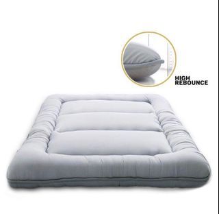Tatami mattress topper / foldable protector 