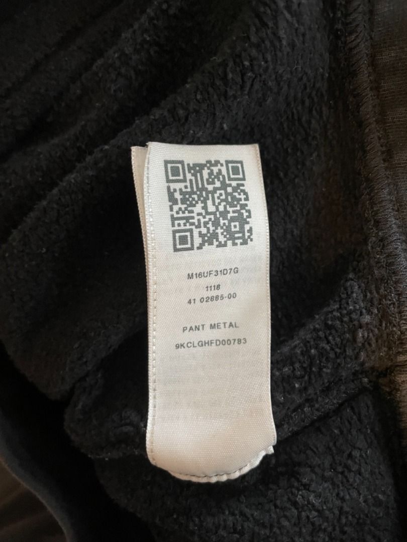 True Religion Metal Horseshoe Logo Sweatpants (Category: Sleep and Loungewear) located in Singapore. Submitted by mario_kondo (Listing ID 1211253137, Image 3). Description: Excellent Condition. The drawstring came off while in the laundry and haven't put it back ever since as it was mainly used at home Retail Price - £100 ~ S$170 Color - Black Size - Small For reference, my waist is ~71cm, hips ~92cm. Item is slightly baggy Product link for refer