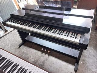 YAMAHA CLAVINOVA CLP560 DIGITAL PIANO