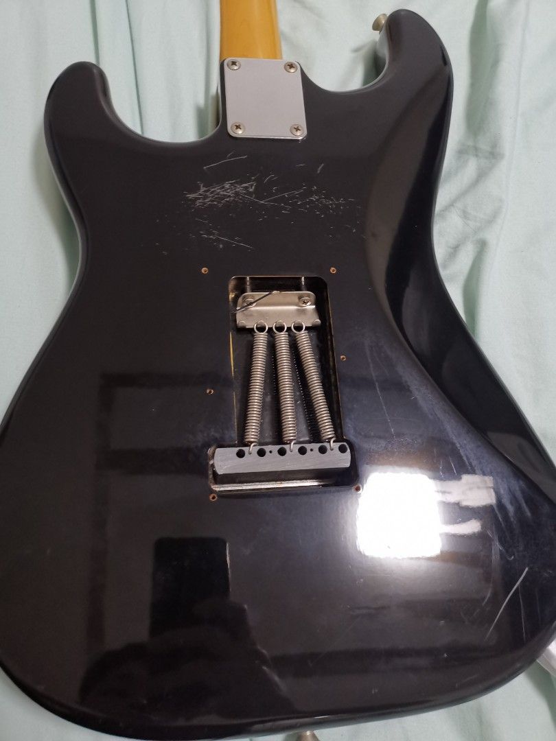 2004 Fender Stratocaster CIJ (Category: Musical Instruments) located in Makati City. Submitted by daitodai (Listing ID 1211384857, Image 3). Description: 2004 Fender Strat Crafted in Japan with broken hardcase.