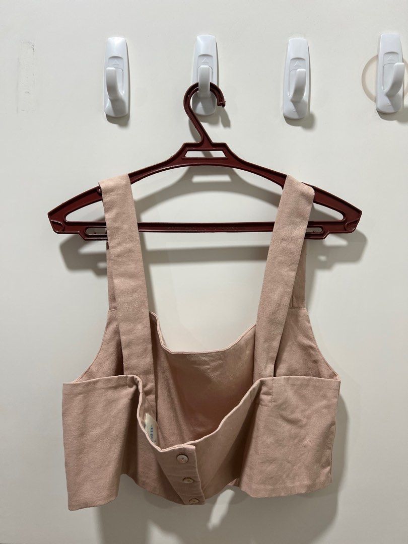 Araw The Line Square Crop Pink (Category: Sleeveless) located in Manila. Submitted by _eunice.o_ (Listing ID 1211499257, Image 2). Description: .