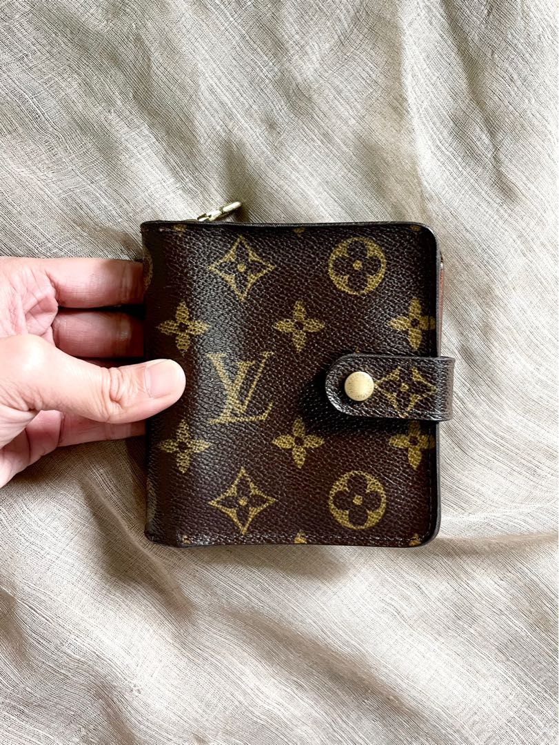 Authentic Louis Vuitton Bifold Wallet (Category: Luxury Bags & Wallets) located in Quezon City. Submitted by alllauthentic (Listing ID 1211481390, Image 1). Description: 100% Authentic Money back if proven fake MI0063.