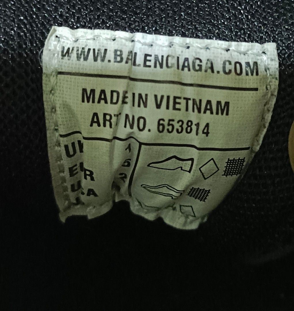 Chuyển dây chuyền sản xuất mẫu giày Tripple S đình đám từ Ý sang Trung  Quốc Balenciaga bị dân tình chỉ trích