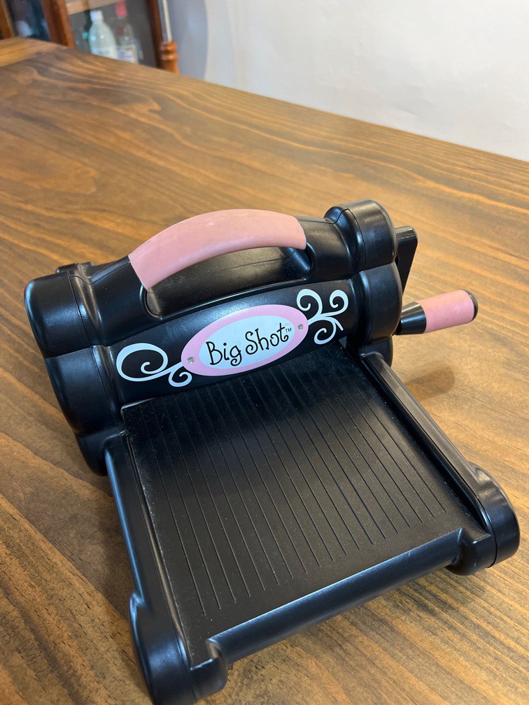 BIG SHOT die cut machine with Die and Emboss plates, Hobbies & Toys