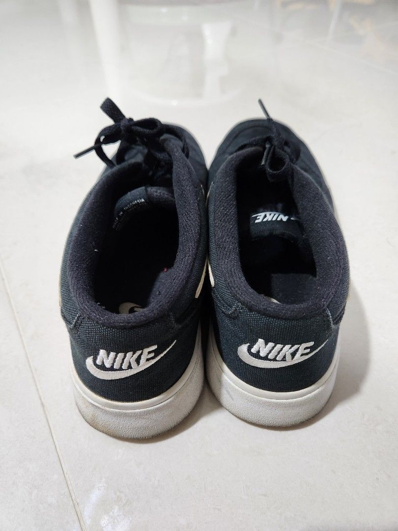 black nike football shoes