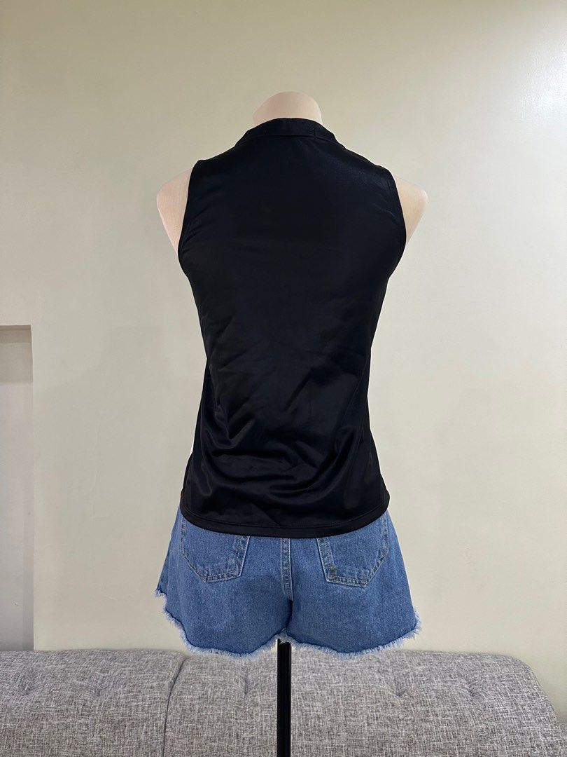 Black Sleeveless Top with Zipper in front (Category: Sleeveless) located in Quezon City. Submitted by puffclosetph (Listing ID 1211421128, Image 2). Description: ✅ Fits Small to Medium ❌ Shorts not included.