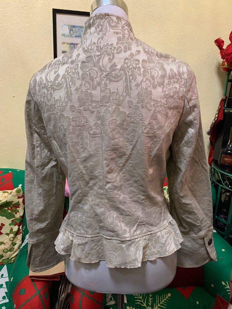Blazer off white (Category: Longsleeves) located in Pasig City. Submitted by gracious2021 (Listing ID 1211501660, Image 2). Description: No flaw Very good condition .