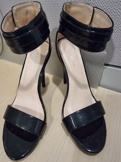BNEW - HEELS STRAPPY BLK SIZE 8