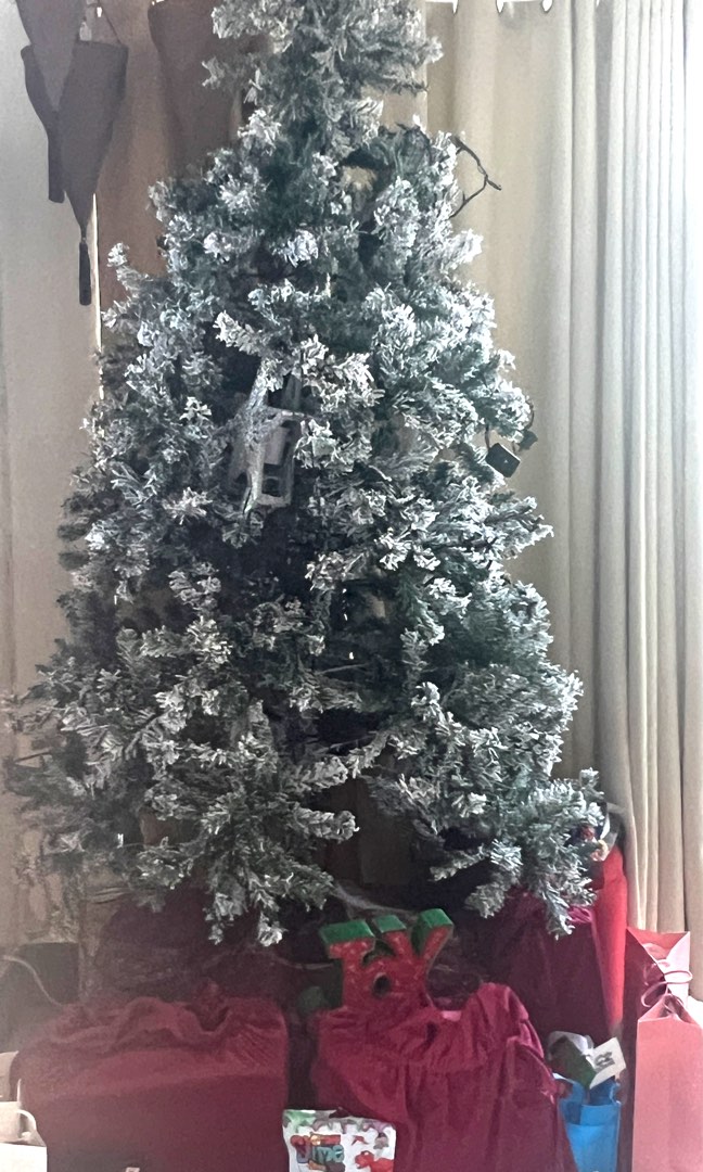 Christmas tree with snow effects, Furniture & Home Living, Home Decor