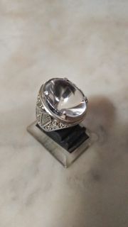 Cincin batu kecubung es Kalimantan atau kinyang air.