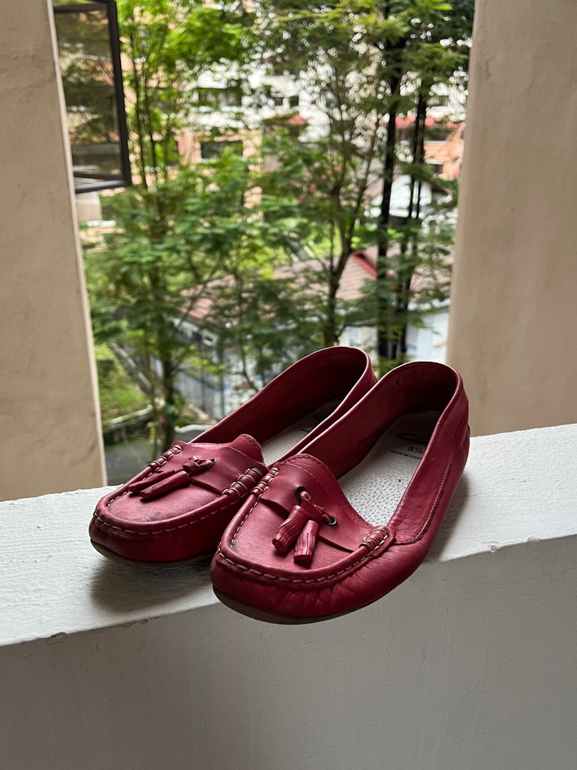 Clarks red flats deals