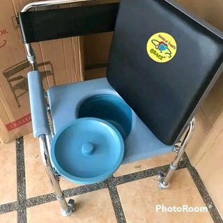 Commode chair cushion with wheels
