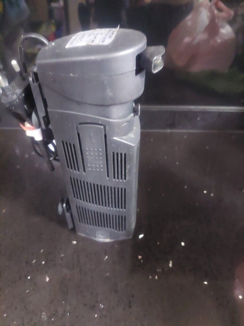 Filter (Category: Homes & Other Pet Accessories) located in Singapore. Submitted by bctan1981 (Listing ID 1211396152, Image 1). Description: Strong Submersible Filter Ideal for 2ft - 3ft Tanks..
