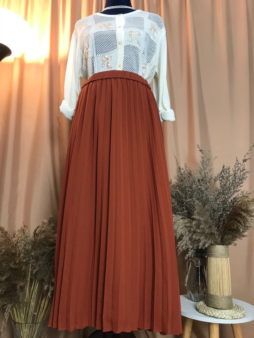 GAP pleated skirt Women s Fashion Bottoms Skirts on Carousell